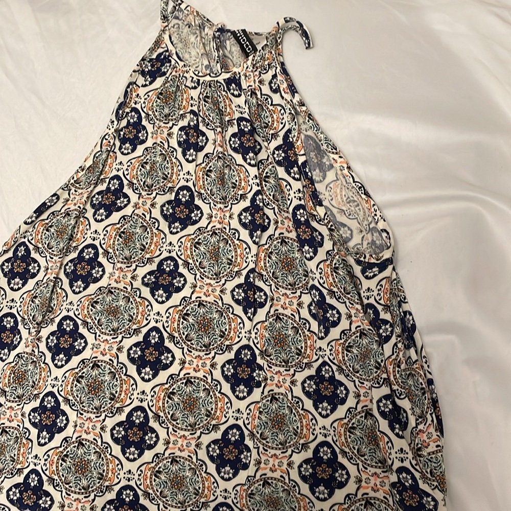 Patterned Halter Top - Picture 2 of 6